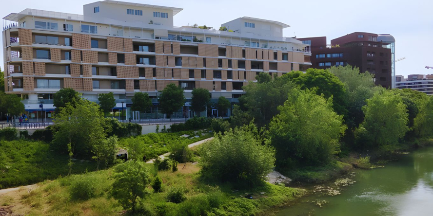 Vue d'un immeuble avec prise en compte de la biodiversité